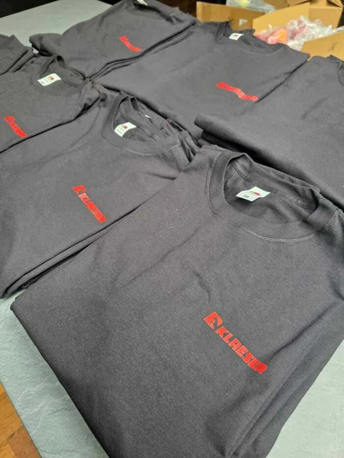 Teamshirts für Firma Klaeser bedruckt auf der Brust